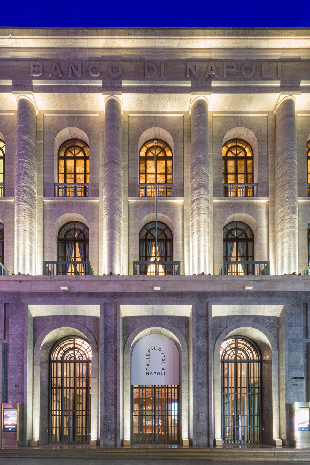 La facciata di Gallerie d'Italia a Napoli illuminata di notte, in via Toledo 177