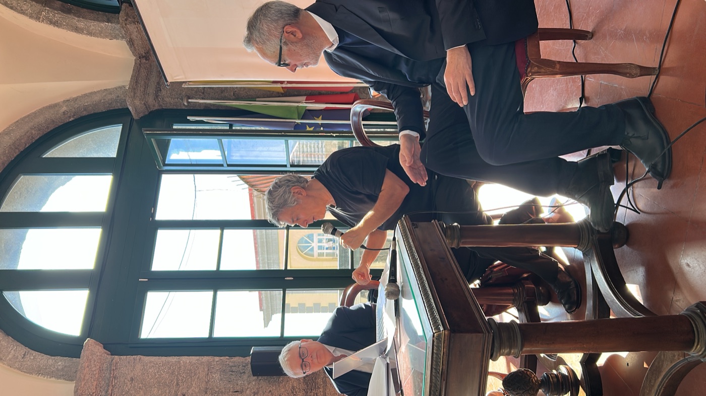 Il tavolo dei relatori durante la conferenza stampa di Wunderkammer nella Sala della Loggia del Maschio Angioino