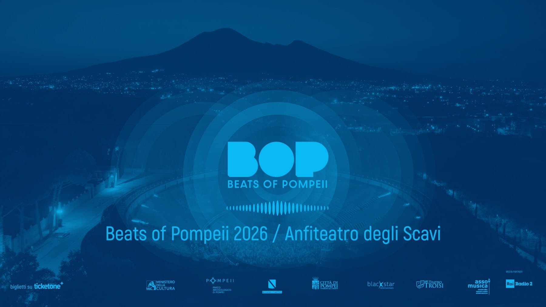 L'Anfiteatro degli Scavi di Pompei al tramonto, con il Vesuvio sullo sfondo e il marchio BOP — Beats of Pompeii