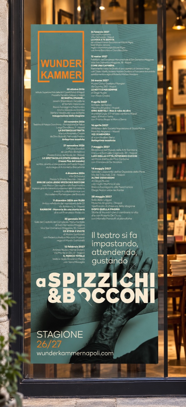 Locandina verticale Wunderkammer 26/27 esposta in una vetrina