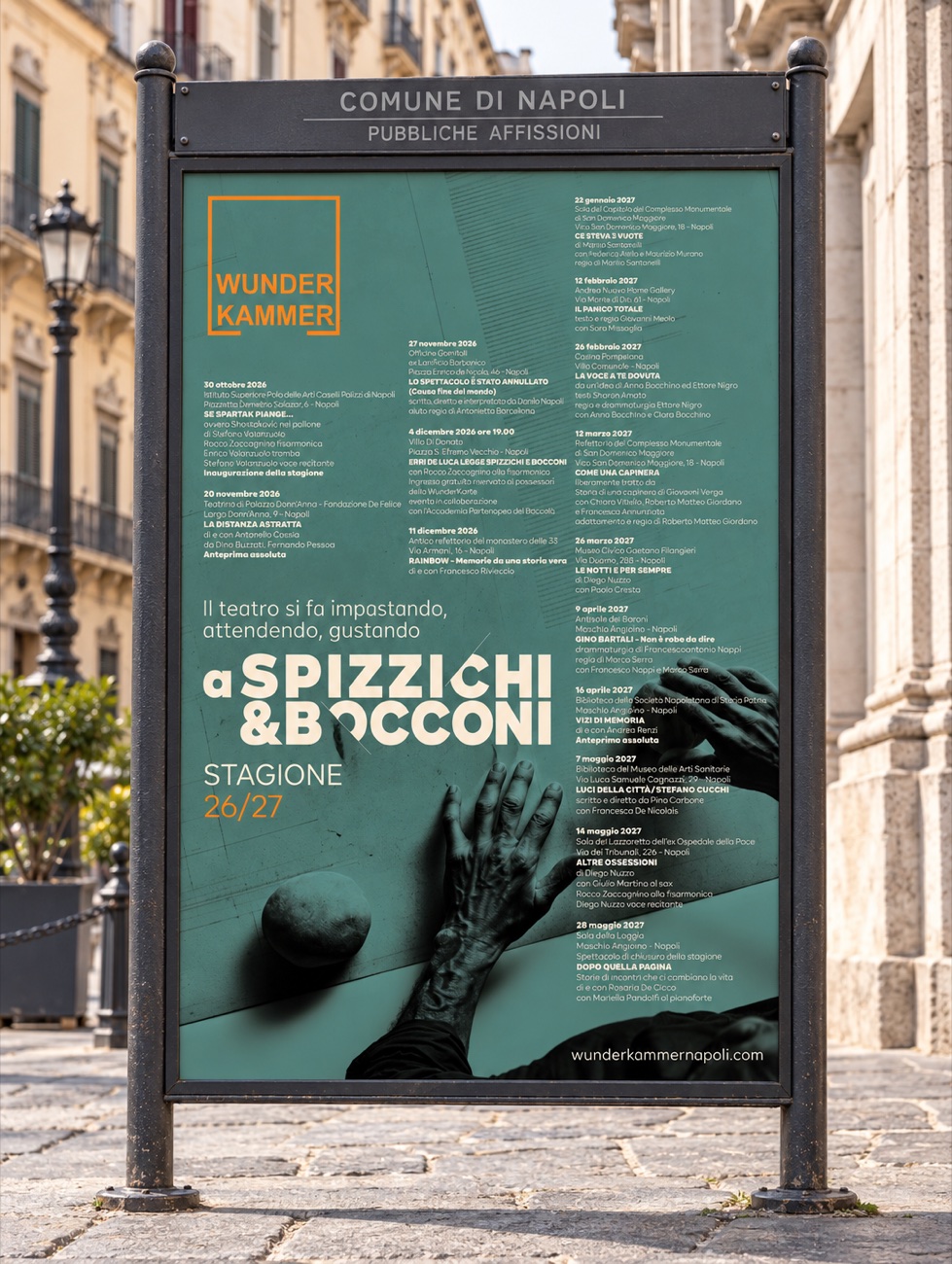 Manifesto Wunderkammer 26/27 su un pannello delle pubbliche affissioni del Comune di Napoli
